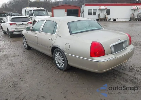 2011 Lincoln Town Car Signature Limited z USA, uszkodzony, nr VIN 2LNBL8CV2BX762056